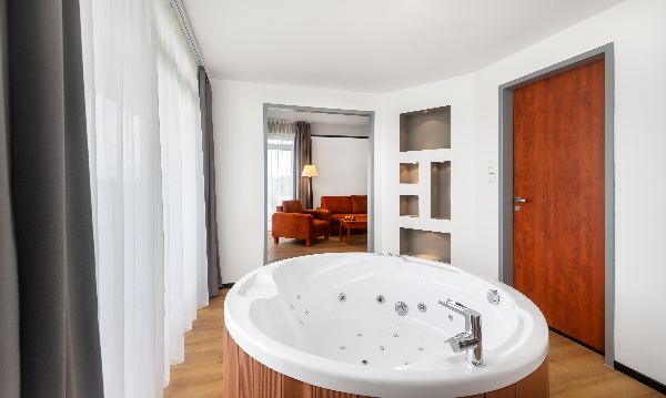 Hunguest Bük, Prezidentské apartmán (ložnice + obývací pokoj + jacuzzi) (západní budova) - s polopenzí